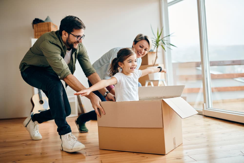 Família feliz realizando sonhos com consórcio